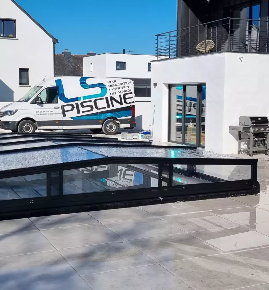 Piscine avec abri rigide noir, vue de l’extérieur d’une maison moderne