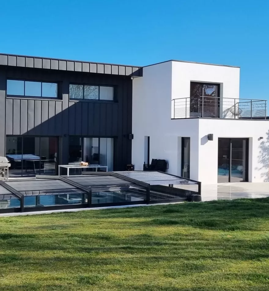 Abri de piscine avec toit transparent, piscine protégée dans un cadre soigné