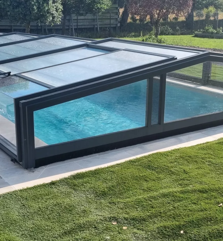 Piscine avec abri élégant et moderne, entourée d’un espace vert bien entretenu